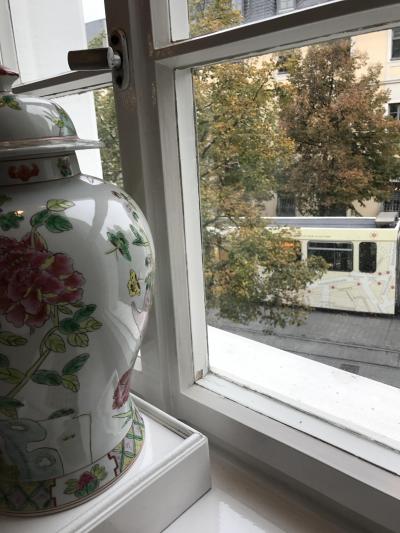 窓越しのトラム