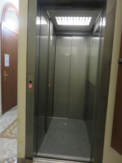 狭いですがエレベーターありました