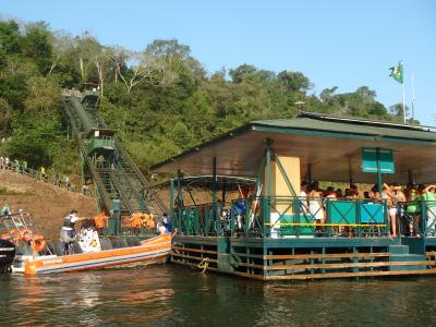 マクコサファリ　ボートツアーでイグアスの滝に突入！