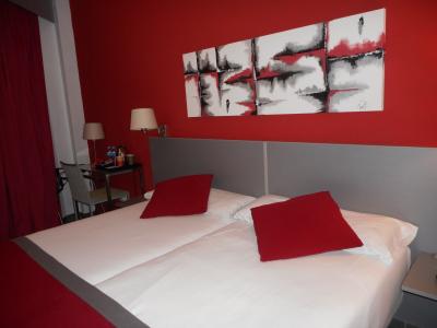 若干手狭ですが、ベットは広いです。