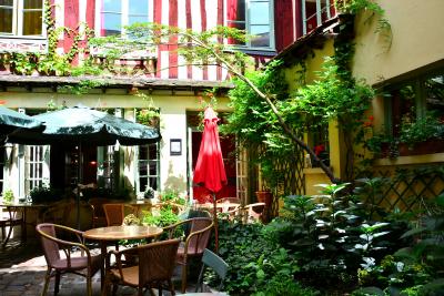 中庭がとっても可愛いです♪こちらで食事も摂れるようです。