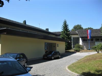 バス停方向からのエントランス。