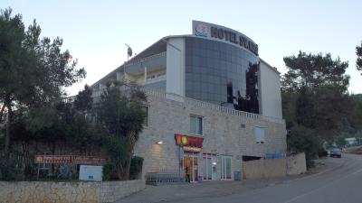 海辺に建つ小さなホテル。スーパーマーケットが併設。