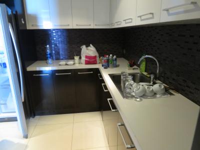 キッチン広々。冷蔵庫も大型