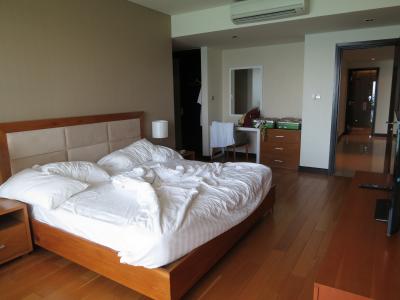 マスターベッドルーム。ベランダからは海一望。