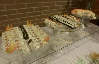 夕食バイキング時には寿司も。割り箸つき。味はイマイチ。