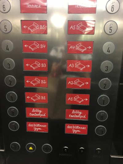 エレベーターもこんな感じ