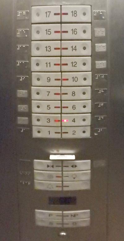 エレベーターは、客室のカードを挿入しないと動かない。