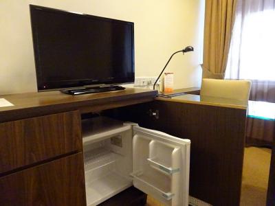 冷蔵庫の後ろがガラステーブル