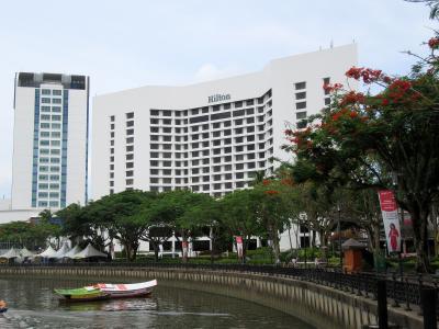 サワラク川沿いに建つ大型ホテルです