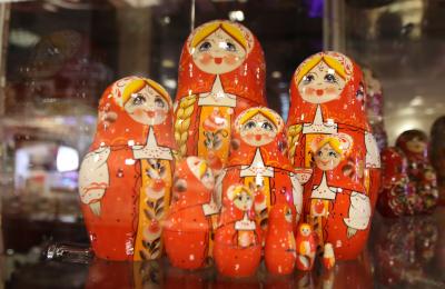 売店のマトリューシカ人形・２