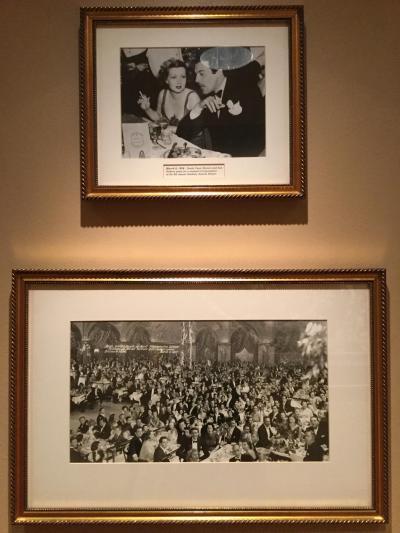 廊下に飾られたホテルの歴史を示す写真の数々