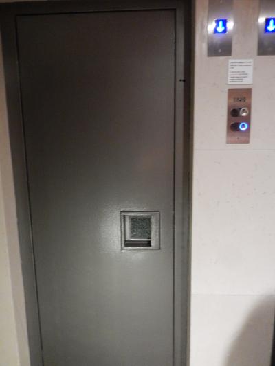 エレベータのドアはかごが到着したら手で開けます