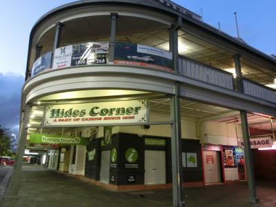 入口は左側５０M先