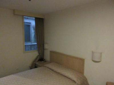 小さな窓からは、周りの部屋の窓