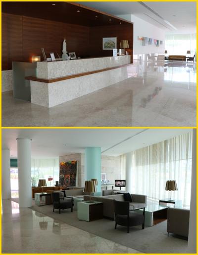 レセプション(上)とロビー(下)