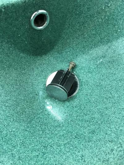 壊れている洗面台の栓