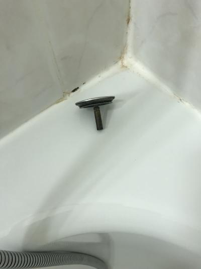 壊れている浴槽の栓