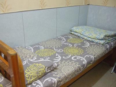 5人部屋です。シングルベッドが3つとダブルベッドが1つ