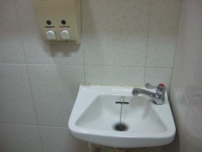 洗面台だいぶ小さいです。洗顔するとビショビショ。