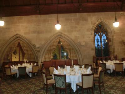 教会の中は宴会場として利用されている