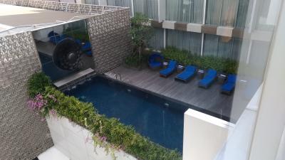 部屋から見たプール。こじんまりとしています。