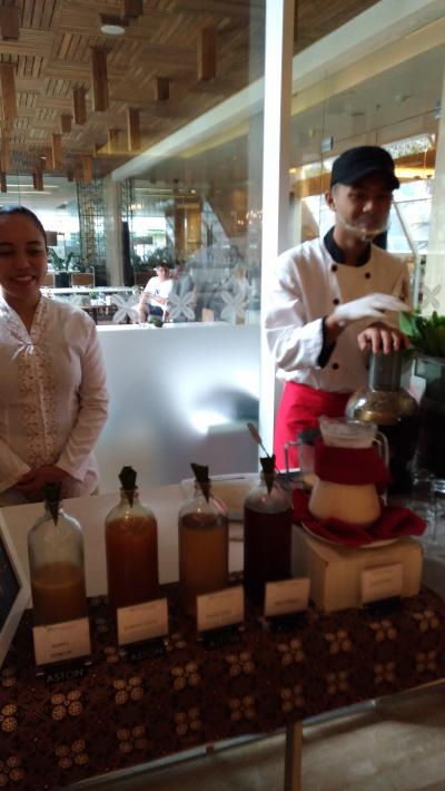 朝食会場では野菜ジュースを作ってくれます