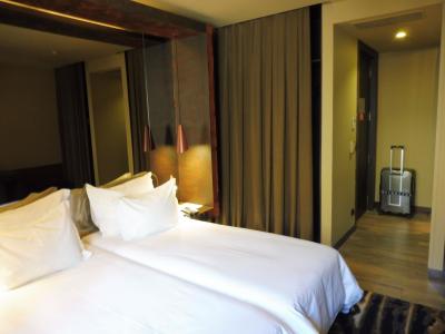 ちょっと狭い部屋で、ベッドで一杯な感じ