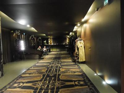 ホテルの中はシアターを意識しているのか暗いです