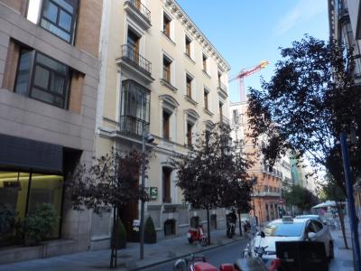 こじんまりしたホテル。周囲の雰囲気は悪くありません