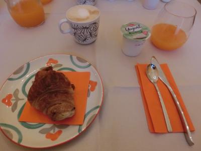 B&Bの朝食は、ジュース、コーヒー、パンの簡単なもの