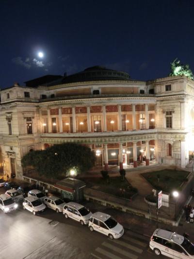 ポリアテマ劇場やルッジェーロ・セッティモ広場が見えます