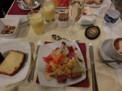 オレンジ絞り労働後、やっと朝食