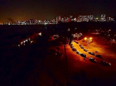 夜のワイキキが遠くに見えます