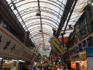 牧志公設市場の賑わうアーケード街