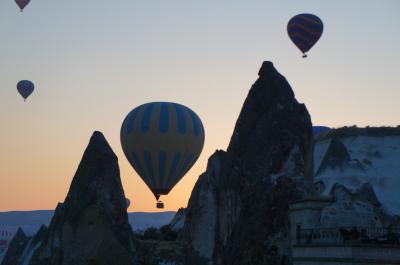 高台にあるキレイな洞窟ホテル