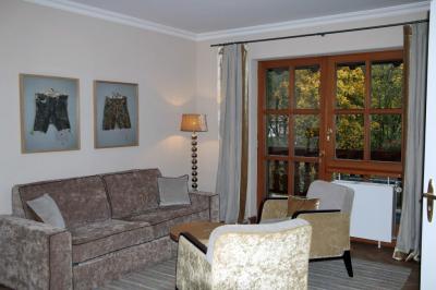 中庭が見え、部屋のアートがいい感じ