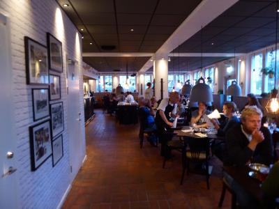 夕食時のレストラン