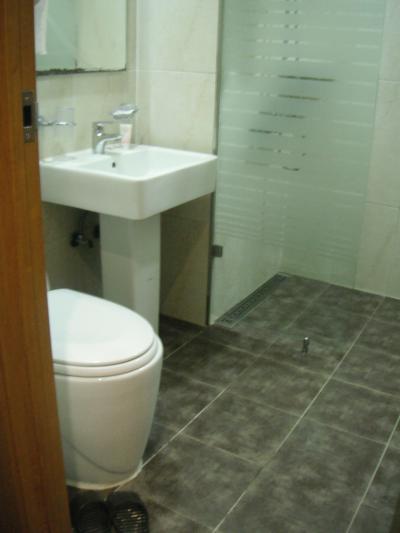 シャワーの水で床びしょ濡れ