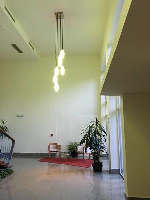 広い階段の横に椅子が置かれていた