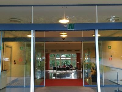 玄関　向かうに森が見える