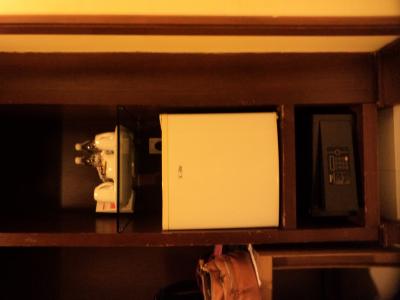 湯沸かし器、ティー、コーヒーセット、お水は2本。金庫あり