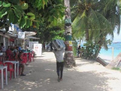 玄関前は車は入れないんで、従業員がバッグを運んでくれます