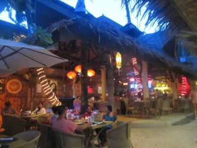 陽が落ちると、ビーチはがぜん賑やかになります