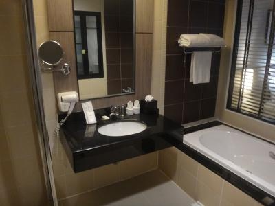 浴槽　待っていました！　久しぶりに湯に浸かりました