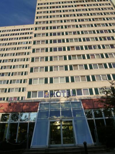 地味な作りの外観、室内も必要最低限