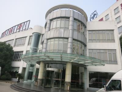 何も無い所にポツンと建ってる