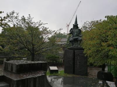 帽子は上半身の身長とほぼ同じ高さ