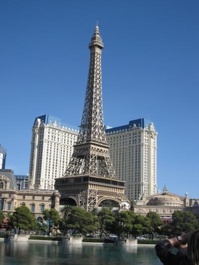 エッフェル塔が目印です