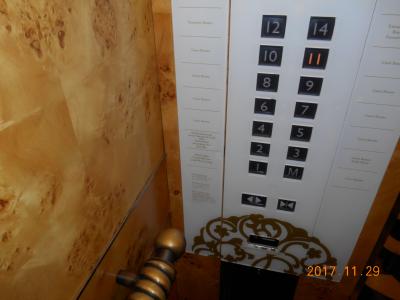 エレベーターのカードキー利用方法が日本語で書かれています。